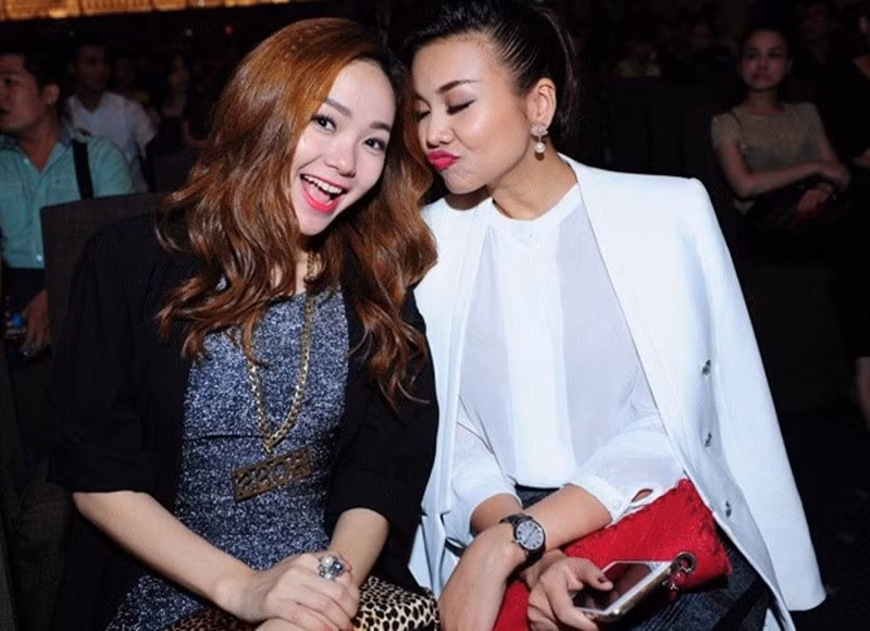 Năm 2018, Thanh Hằng và Minh Hằng cùng ngồi ghế nóng chương trình The Face. Ảnh: Saostar.