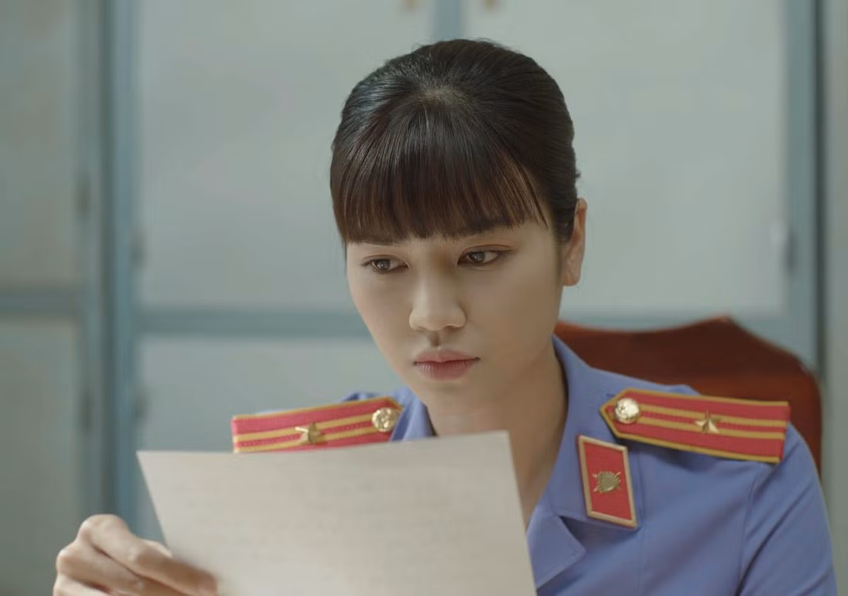 Trong phim Lằn ranh vừa lên sóng, Anh Đào vào vai kiểm sát viên. Ảnh: FB Anh Đào.