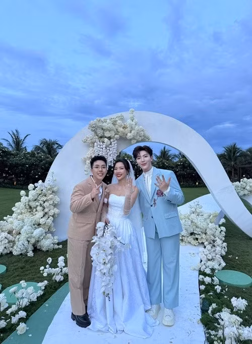 Erik cũng đến chúc mừng Kai Đinh tổ chức hôn lễ. Ảnh: FB Erik.