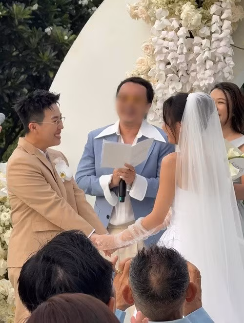 Bạn đời của Kai Đinh đã tốt nghiệp ngành tài chính đại học University of Wisconsin (Mỹ) và có bằng thạc sĩ Quản trị Kinh doanh tại trường International School of Management (Pháp). Ảnh: FB Đức Phúc.