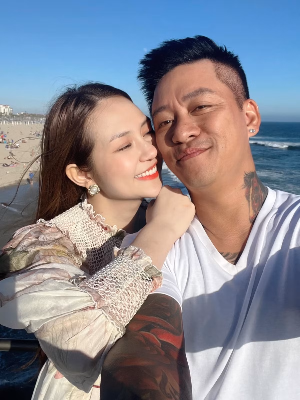 Tuấn Hưng chia sẻ anh sinh năm Ngựa, trùng tuổi với vợ và con trai đầu lòng. Nam ca sĩ cho biết anh cảm nhận cuộc sống của mình gắn liền với hình ảnh con ngựa, từ đó từng lựa chọn tên gọi Ngựa hoang cho liveshow cá nhân.