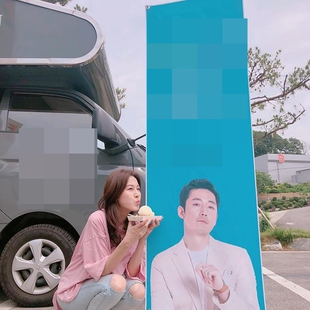 Năm 2019, Kim Ha Neul gửi lời cảm ơn đến Jang Hyuk sau khi nam diễn viên gửi hẳn một chiếc xe phục vụ đồ ăn đến phim trường cho Kim Ha Neul. Ảnh: VTV.