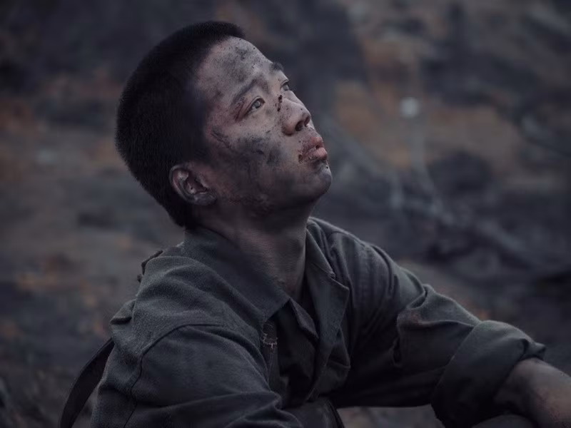 Gia Huy chia sẻ trên Thế Giới Văn Hóa, cảnh quay anh cảm thấy khó nhất là phân cảnh Tấn ngồi tại Nhà hát Lớn Hà Nội nghe bản giao hưởng Mưa đỏ do đồng đội sáng tác. Ảnh: Thể Thao Văn Hóa.