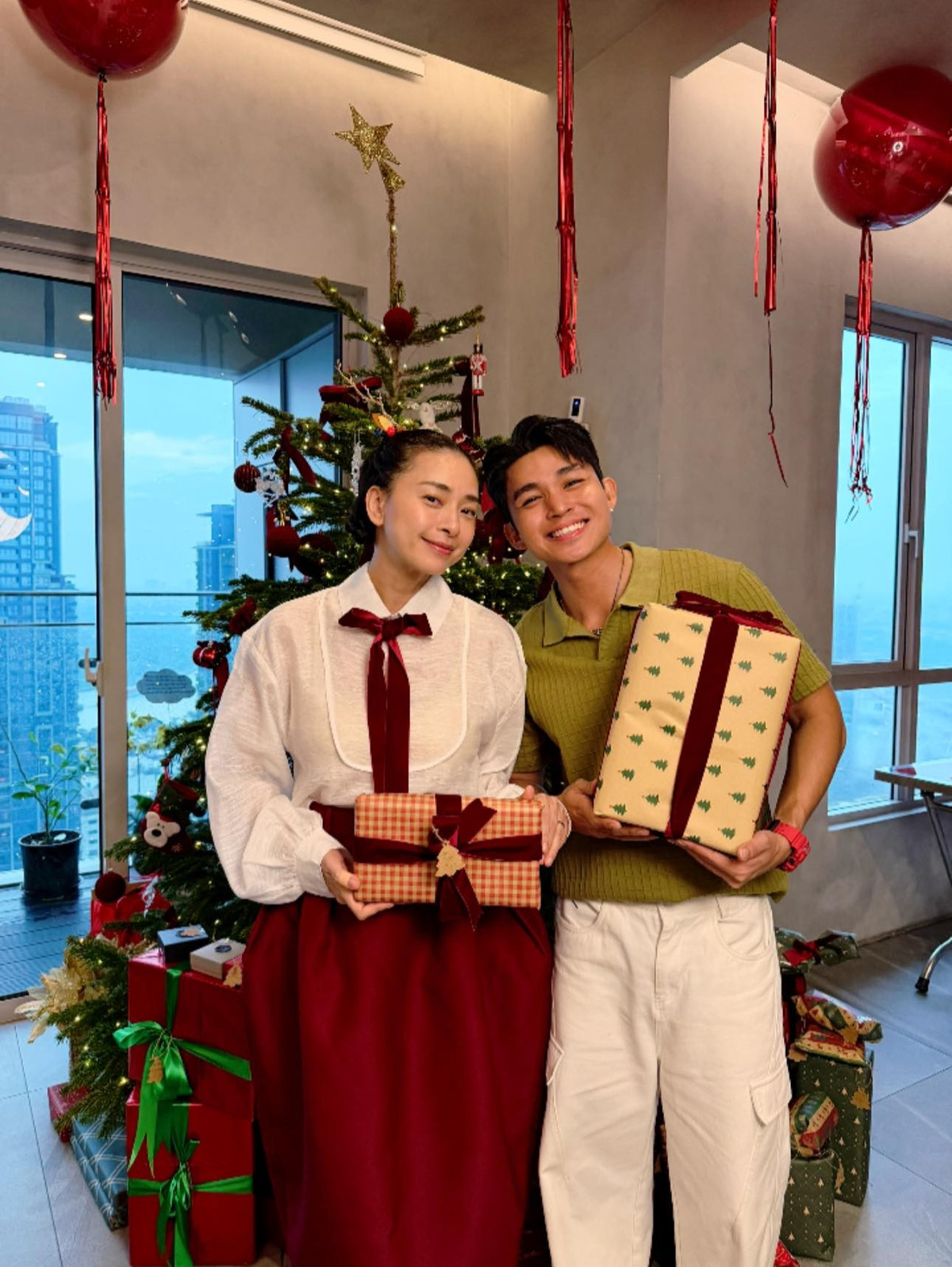 Jun Phạm và Ngô Thanh Vân dành tặng nhau món quà ý nghĩa dịp Giáng sinh. Ảnh: FB Jun Phạm.