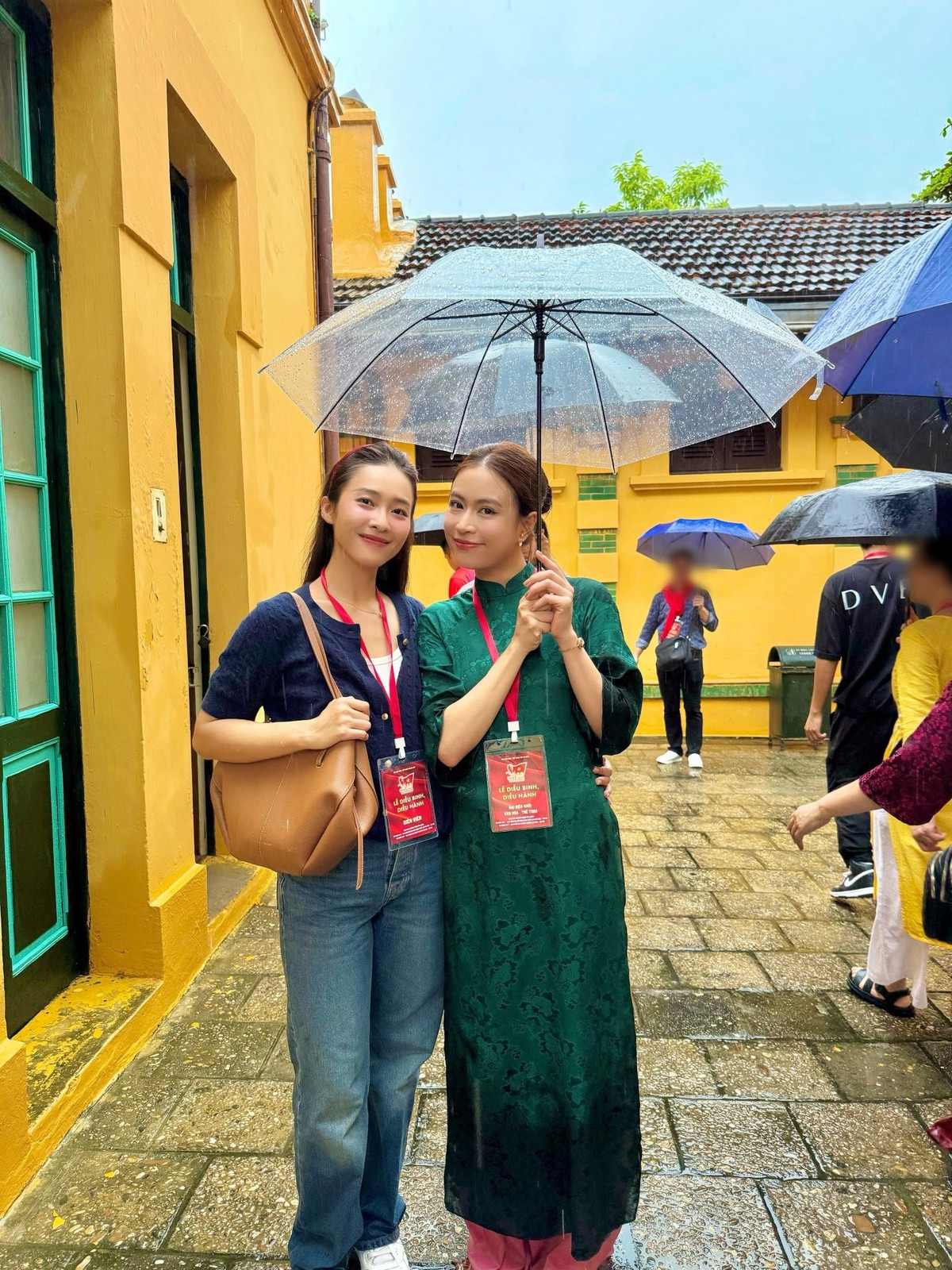 Hoàng Thùy Linh nhận Huy hiệu mang tên Bác. Ảnh: FB Khả Ngân.