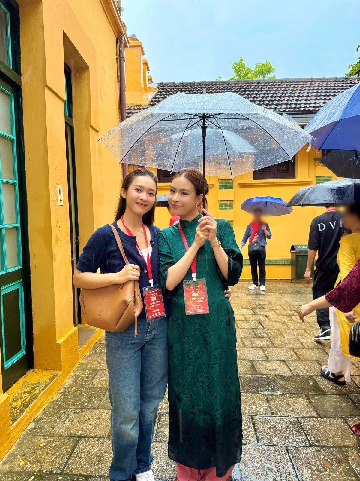 Hoàng Thùy Linh nhận Huy hiệu mang tên Bác. Ảnh: FB Khả Ngân.