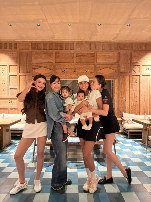 H’Hen Niê từng đưa bé Harley gặp gỡ một số người bạn thân thiết trong showbiz như Hoàng My, Kim Duyên, Lệ Hằng. Ảnh: FB H’Hen Niê.