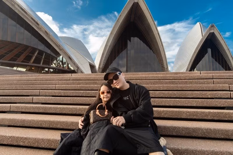 Không ít lần con nuôi Đỗ Mạnh Cường dùng đồ hiệu dù còn nhỏ. Ảnh: FB Đỗ Mạnh Cường.