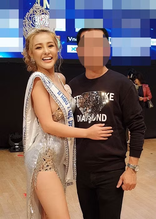 Ngân 98 còn phủ nhận tin đồn mua giải. “Bản thân tôi, đến với cuộc thi chỉ đơn giản là muốn học hỏi cách làm ăn, kinh doanh từ các chị doanh nhân khác, vương miện không phải là mục tiêu. Vì thế, tôi không bao giờ bỏ tiền để mua giải á hậu như các tin đồn”, cô nói. Ảnh: Sức Khỏe Đời Sống.