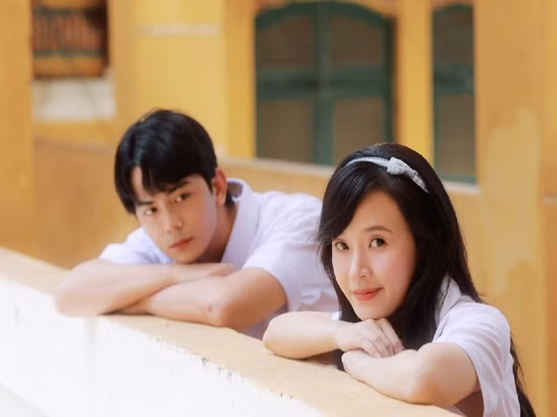 Trong phim, Hoàng Long vào vai Minh - chàng trai xuất thân giàu có, học giỏi. Midu đóng vai Tiểu My - cô gái gắn bó với Minh trên ghế nhà trường. Ảnh: Vietnamnet.