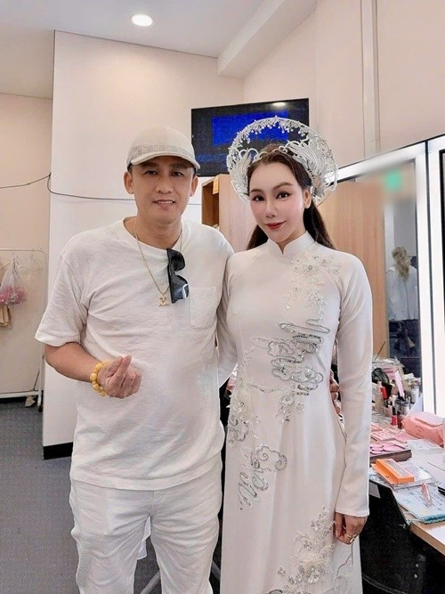 Doanh nhân Công Thành phong độ, chiều chuộng vợ con.