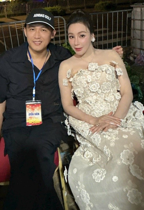 Cặp đôi công khai hình ảnh sánh đôi sau đám cưới.