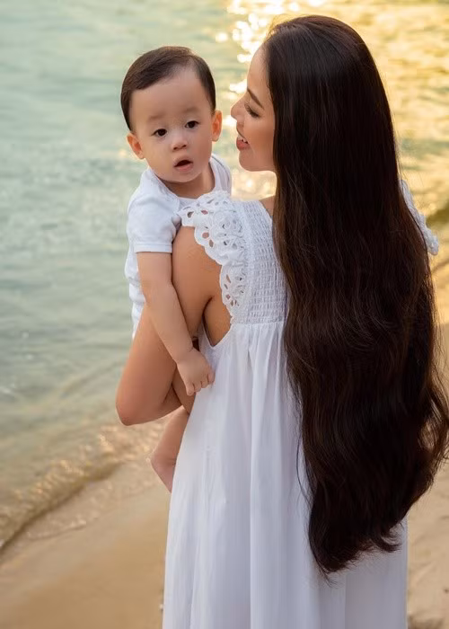 Phạm Hương sinh bé Apollo vào tháng 7/2021. Đến tháng 9/2021, bé Apollo mới lộ diện. Ảnh: Instagram Phạm Hương.