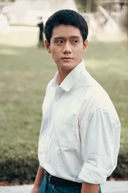 Trong cuộc phỏng vấn với Ellman, Đình Khang tiết lộ, anh có 10 năm theo học Taekwondo, bén duyên nghệ thuật khi được tiếp xúc với những người bạn ở trường nghệ thuật.