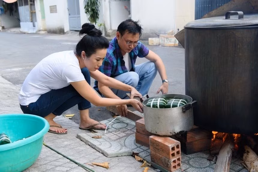 Đêm nấu bánh chưng ngập tràn tiếng cười, hơi ấm của bếp lửa cùng hương thơm của nếp, đậu và lá dong lan tỏa khắp nhà. Ảnh: Znews.