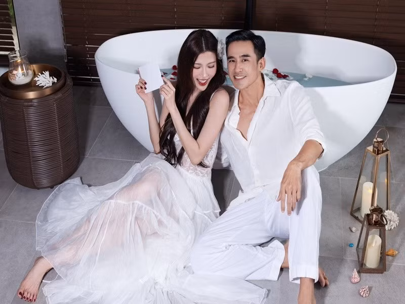 Thúy Diễm và Lương Thế Thành chưa từng giận nhau quá ba ngày. Cặp đôi chia sẻ trên Znews, cả hai hiểu rằng sự nóng giận, cố chấp thường mang lại những điều tiêu cực. Ảnh: FB Thúy Diễm.