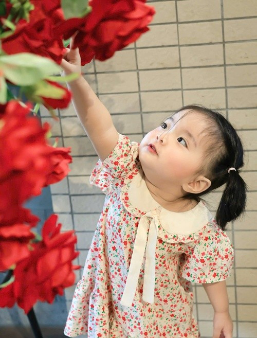 Khánh Thi - Phan Hiển cùng bé Kubi đi nước ngoài công tác trong khi 2 bé Lisa (trong ảnh) và Anna ở nhà, được người thân chăm sóc. Ảnh: FB Khánh Thi.