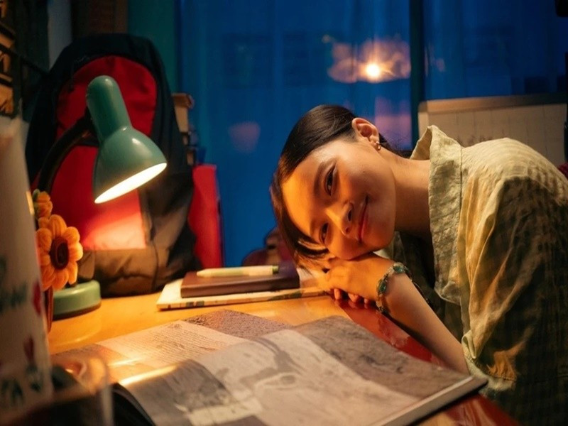 Theo Vietnamnet, trong “Cảm ơn người đã thức cùng tôi”, Kim Khánh vào vai Mộng Hoài – cô gái trẻ nuôi mộng làm diễn viên nhưng liên tục đối diện thực tế khắc nghiệt. Điểm tựa lớn nhất của Hoài là ông Năm Nghĩa (NSƯT Hữu Châu) – người cha câm điếc luôn âm thầm ủng hộ con. Bên cạnh đó là Hiếu (Doãn Hoàng), Khang (Nguyễn Hùng) và nhóm bạn trẻ cùng chung tình yêu điện ảnh. Ảnh: Znews.