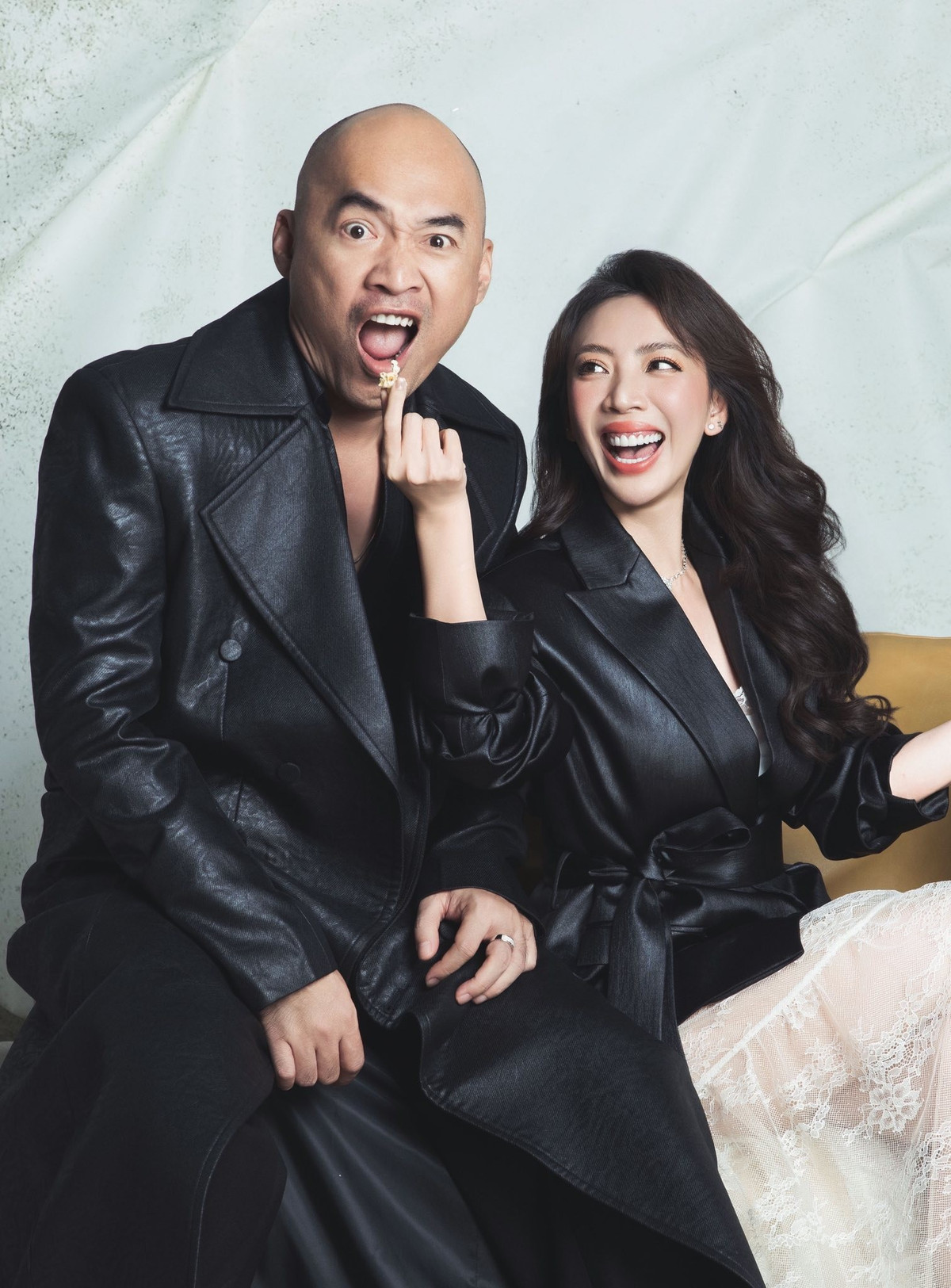 Kỷ niệm 15 năm kết hôn, Thu Trang cho biết: "Hôn nhân 15 năm giống như phim dài tập: có ngôn tình, có hài, có drama, có lúc muốn bỏ vai nhưng vẫn chiếu tiếp vì khán giả chính là gia đình. Chúc mừng chúng ta nhé anh kép già Tiến Luật". Ảnh: FB Thu Trang.