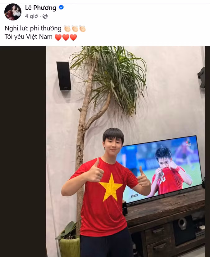 Lê Phương cùng chồng con theo dõi trận đấu giữa U23 Việt Nam - U23 Hàn Quốc tranh HCĐ. Chia sẻ hình ảnh con trai mừng U23 Việt Nam, cô viết: "Nghị lực phi thường. Tôi yêu Việt Nam". Ảnh: FB Lê Phương.