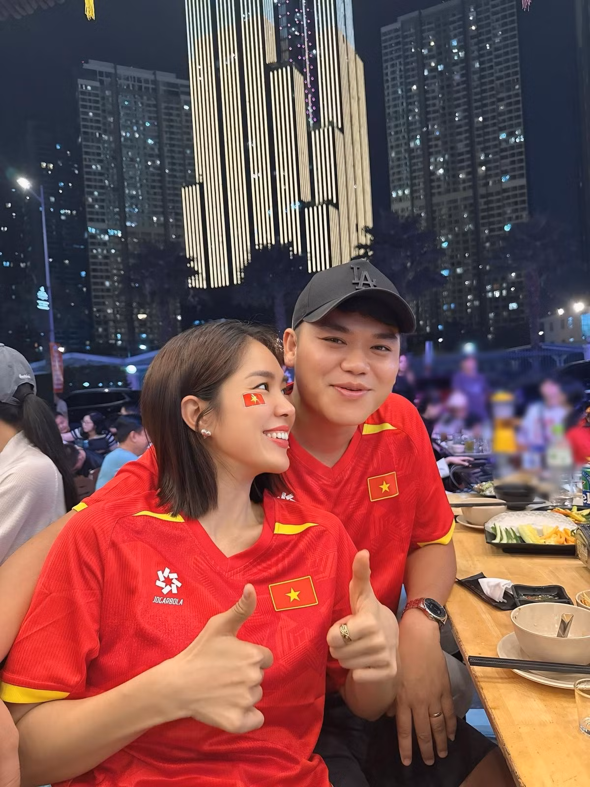 Gia đình Lê Phương thường xuyên cổ vũ đội tuyển bóng đá Việt Nam. Ảnh: FB Lê Phương.