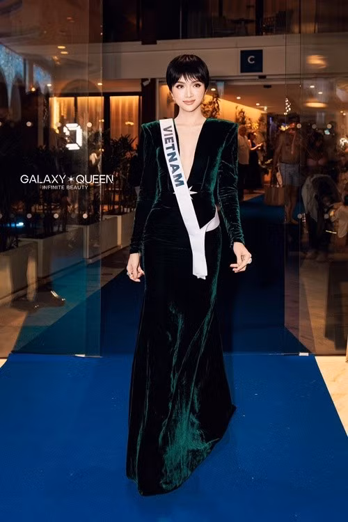 Tối ngày 8/11, tại Thái Lan, ở cuộc thi Miss Universe 2025, Hương Giang xuất hiện với tóc tém. Trước đó, cô chuộng kiểu tóc dài. Ảnh: Galaxy Queen.