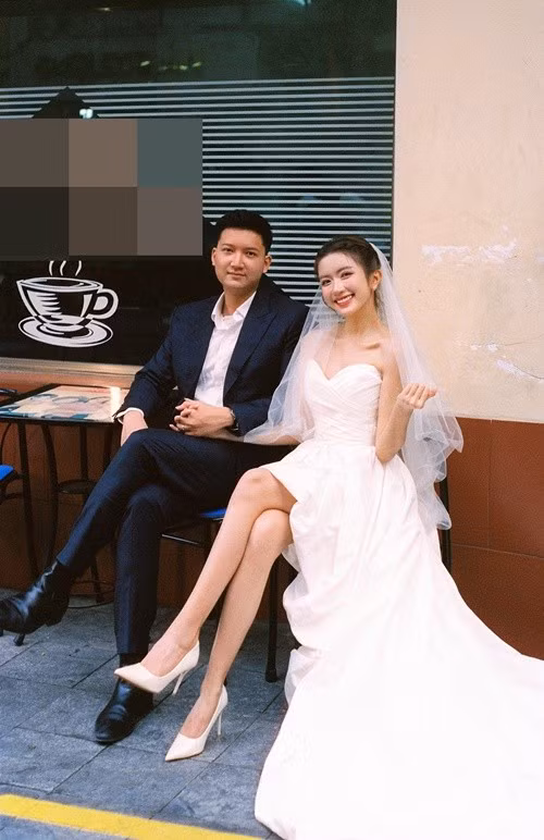 Trên trang cá nhân, đăng tải bộ ảnh cưới, diễn viên Ngọc Huyền viết: "Loving may not always be easy, but it’s always worth it. Happy 2nd wedding anniversary" (tạm dịch: Yêu thương có thể không phải lúc nào cũng dễ dàng, nhưng luôn xứng đáng. Chúc mừng 2 năm ngày cưới). Ảnh: FB Ngọc Huyền.