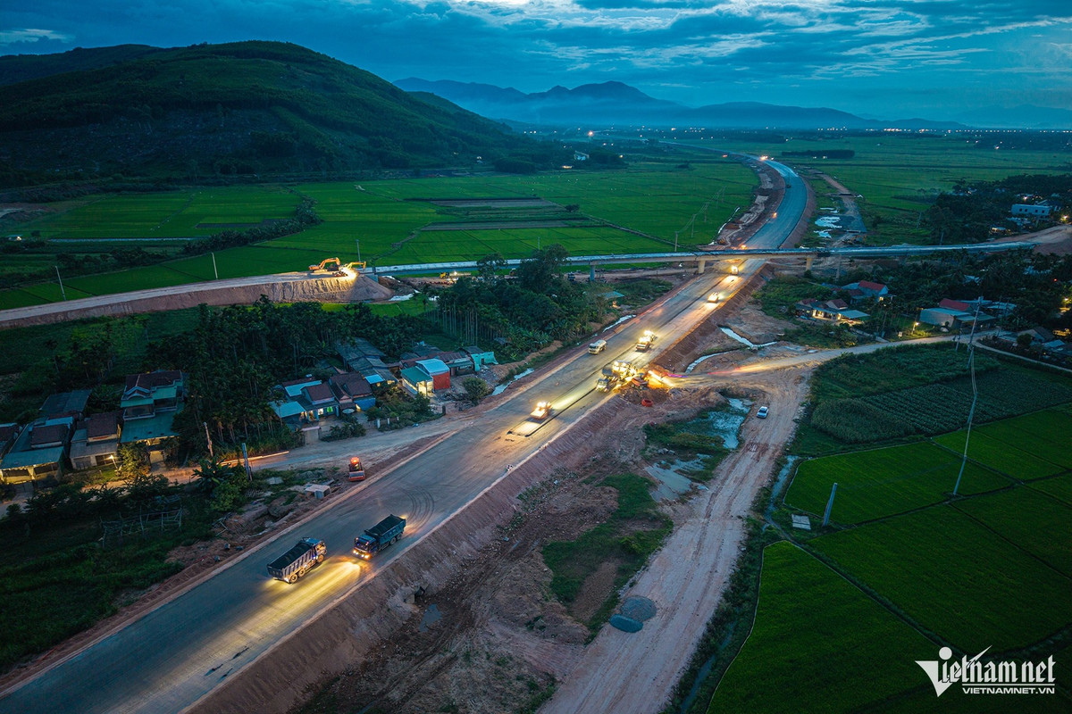 Ở giai đoạn 1, tuyến cao tốc được xây dựng 4 làn xe, tốc độ thiết kế 80 km/h. Dự án do Ban Quản lý dự án 2 làm chủ đầu tư, liên danh Tập đoàn Đèo Cả thi công. Theo kế hoạch, toàn tuyến sẽ hoàn thành vào quý III/2026.