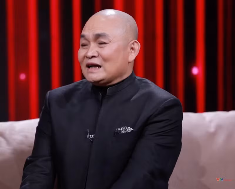 Tháng 7/2025, trước câu hỏi về những danh xưng như ;Vua hài đất Bắc’, ‘Vua hề Chèo’, nghệ sĩ Xuân Hinh chia sẻ trên Công Luận: “Tôi chỉ thích cái tên Xuân Hinh – kẻ chọc cười dân dã. Chương trình kỷ niệm 40 năm hoạt động nghệ thuật của tôi cũng lấy tên là 'Xuân Hinh – Kẻ chọc cười dân dã'”. Ảnh: Công Luận.