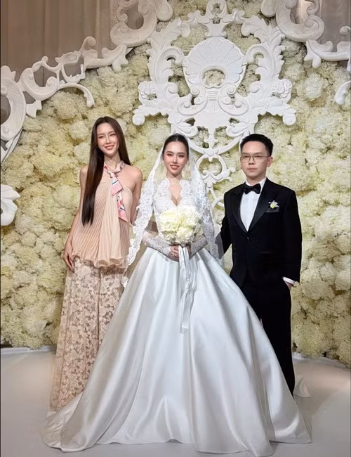 Đến dự đám cưới Á hậu Tâm Như, Hoa hậu Ngọc Ngọc nhắn nhủ đàn chị: "Chúc mừng cô dâu xinh đẹp ngày hôm nay. Mãi hạnh phúc nha chị yêu Tâm Như của em". Ảnh: FB Bảo Ngọc.