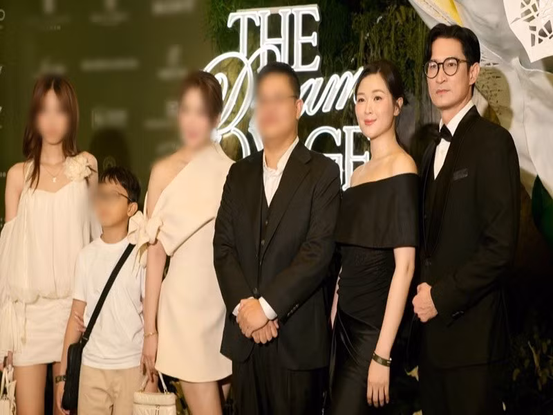 "Lâu lâu tôi nhờ anh ấy livestream chung được một bữa. Chúng tôi dừng ở đây thôi, chứ không có gì sâu xa đâu. Tôi không muốn lừa những người yêu quý tôi', cô chia sẻ trên Znews. Ảnh: FB Huy Khánh.