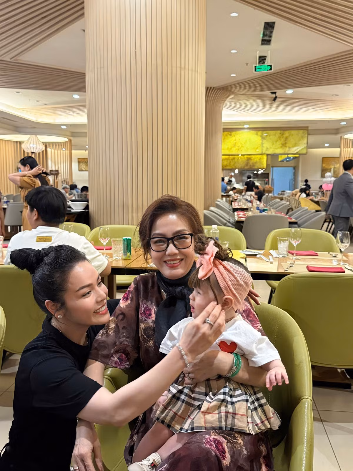 Theo Tiền Phong, Nhật Kim Anh từng chia sẻ mẹ chồng cũ bật khóc khi biết cô mang thai lần hai. Bố mẹ chồng cũ còn là người tác động tinh thần để con trai Nhật Kim Anh chấp nhận việc có em.