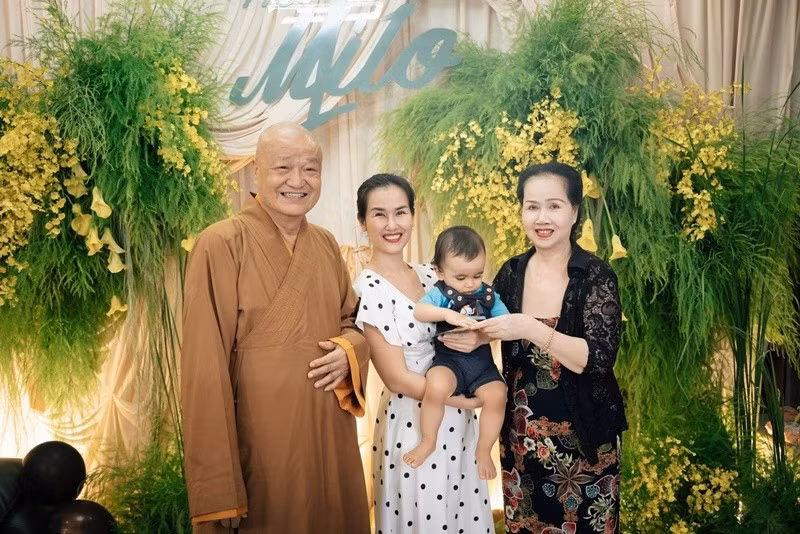 Bố mẹ đẻ của Võ Hạ Trâm có mặt trong tiệc sinh nhật của bé Milo.