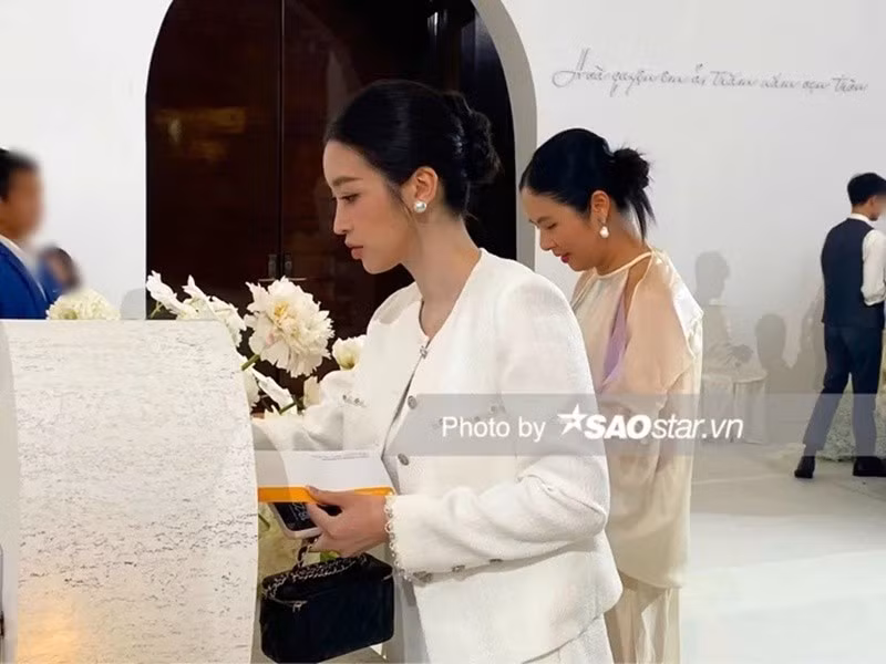 Nhiều nàng hậu dự đám cưới của Đỗ Thị Hà vào tối ngày 9/11. Trong ảnh, 2 hoa hậu Đỗ Mỹ Linh và Ngọc Hân góp mặt trong hôn lễ. Ảnh: Saostar.