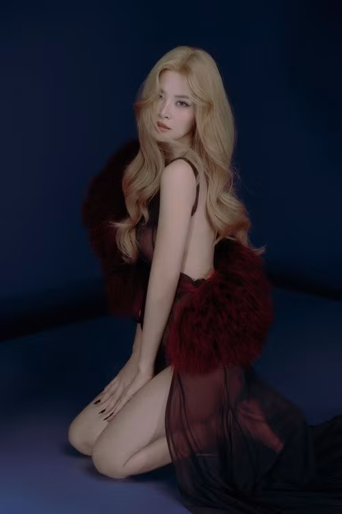 Sau 2 lần sinh nở, vợ Ông Cao Thắng sở hữu nhan sắc mặn mà hơn. Ảnh: FB Đông Nhi.