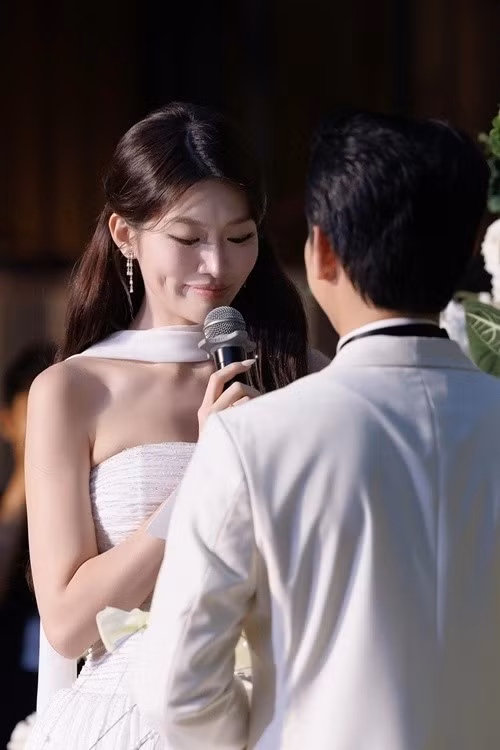 Trong hôn lễ, chuyện tình giữa Quỳnh Châu và Phát Nguyễn được hé lộ. Theo Dân Việt, trong giai đoạn diễn ra dịch COVID-19, Phát Nguyễn gửi tin nhắn cho Quỳnh Châu:“ Hi Châu, Phát hỏi Châu chuyện này được không?”. Ảnh: Znews.