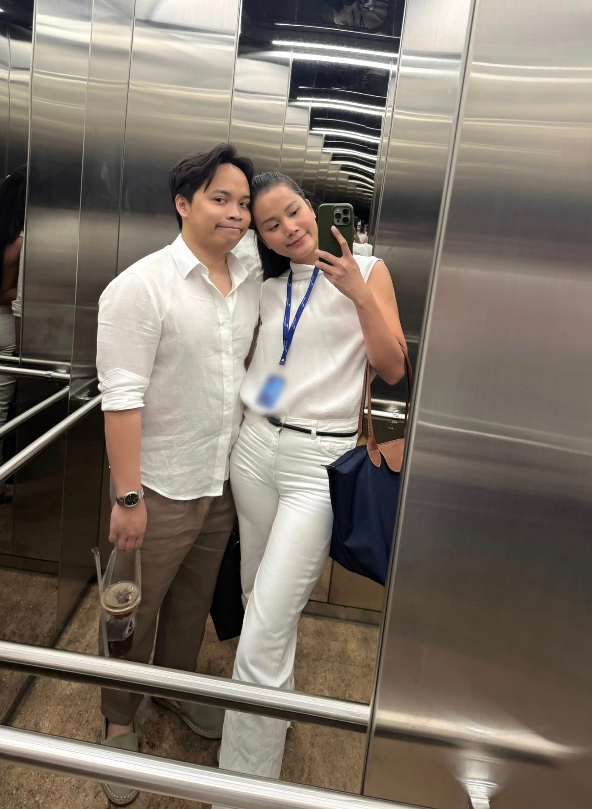 Hương Ly cho biết, doanh nhân Tùng Anh thích cà phê, tennis, xe cộ, ăn mặc đơn giản. Nàng hậu khen bạn đời nấu ăn ngon. "Anh nấu ăn ngon đến mức em gọi anh luôn là Chef Harry Hoàng – một kỹ năng có lẽ gom góp từ những ngày anh phải tự lập nơi xứ người từ bé", Hương Ly viết.