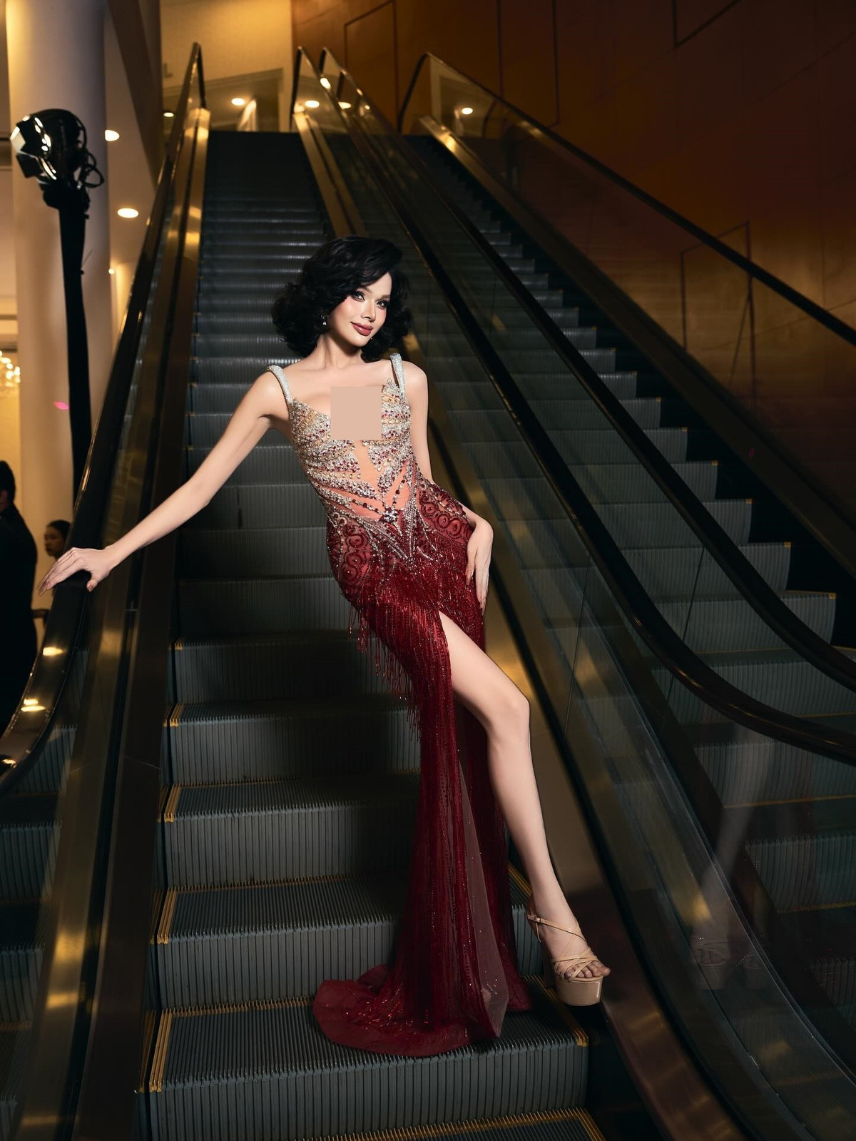 Hà Tâm Như sở hữu vóc dáng cân đối, phong cách thời trang được xây dựng theo hướng thanh lịch. Những thiết kế dạ hội được lựa chọn khéo léo giúp tôn lên lợi thế hình thể một cách chừng mực.