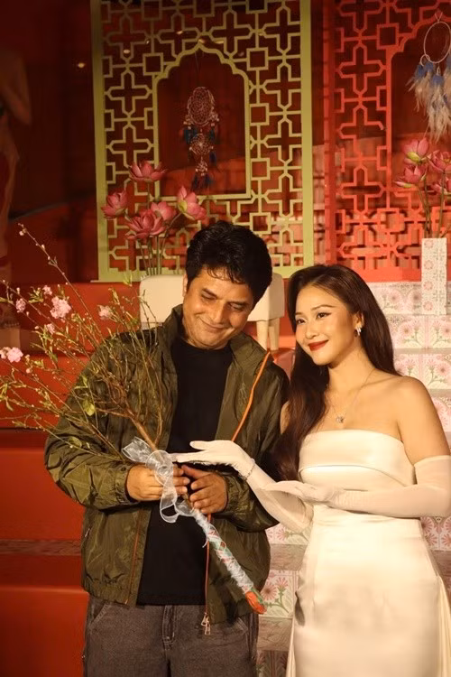 Trong buổi ra mắt phim tại Việt Nam, Khả Ngân trao tặng cho đạo diễn người Ấn Độ Rahhat Shah Kazmi một cành đào kèm theo lời chúc mừng năm mới. Ảnh: Người Lao Động.