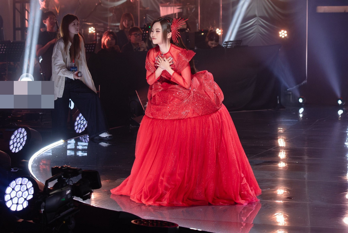 Trước kết quả cuối cùng, Phương Mỹ Chi bày tỏ: "Chi nghĩ Chi đã cố gắng hết mình rồi! Nếu khán giả xem xong 2 tiết mục Chi trình diễn mà thấy tự hào thì Chi không còn điều gì để nuối tiếc cả". Ảnh: FB Phương Mỹ Chi.