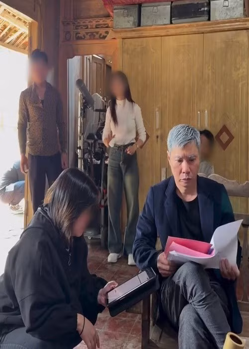 Sau biến cố sức khỏe, nghệ sĩ Công Lý tham gia một số vai nhỏ trong các phim truyền hình như Cha tôi người ở lại, Dưới bóng cây hạnh phúc, Gia đình mình vui bất thình lình, Chồng cũ vợ cũ người yêu cũ. Ảnh: VTV.