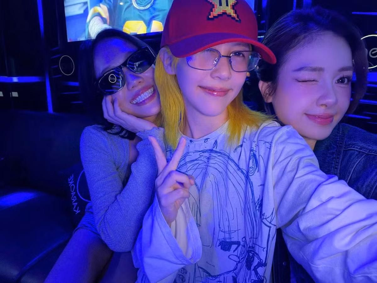 Diệu Nhi (ngoài cùng bên trái) cho biết buổi tất niên của nhóm bắt đầu từ 10h sáng và kết thúc sớm do Dương Hoàng Yến phải di chuyển ở Hà Nội chạy show. Ảnh: FB Hậu Hoàng.