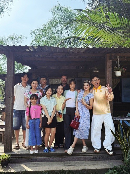 Ngân Chi sinh năm 2011, diễn xuất từ lúc 4 tuổi. Theo Người Lao Động, cô nhóc có khả năng "biến hóa" xuất sắc với nhiều vai diễn như dì ghẻ nhí, nữ hoàng Cleopatra, Bạch Tuyết nhí hay những vai quần chúng như ăn trộm, trẻ mồ côi, bà già… Ảnh: FB Ngân Chi.