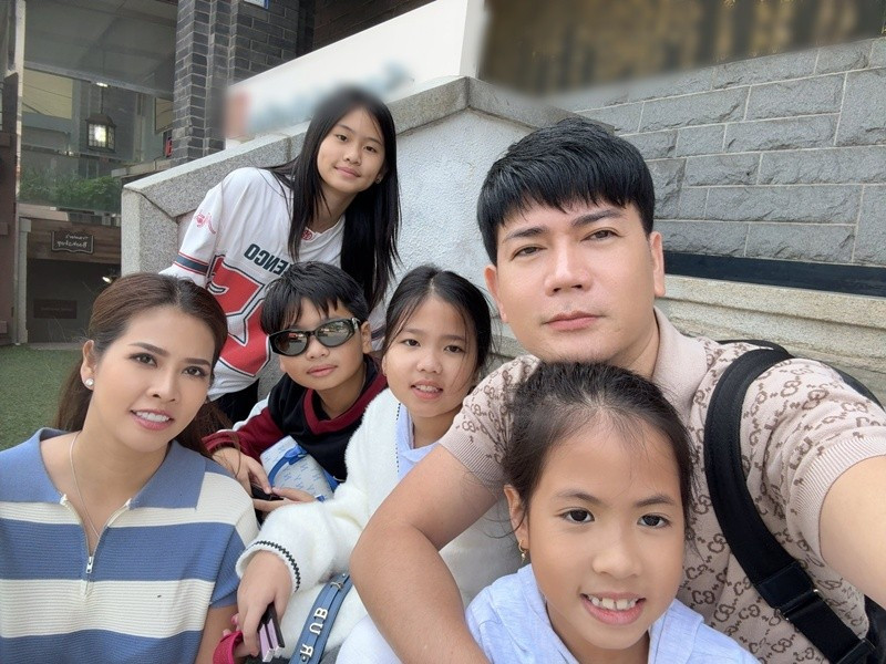 Vợ chồng Quách Thành Danh hiện tại có 5 người con chung. Ảnh: FB Quách Thành Danh.