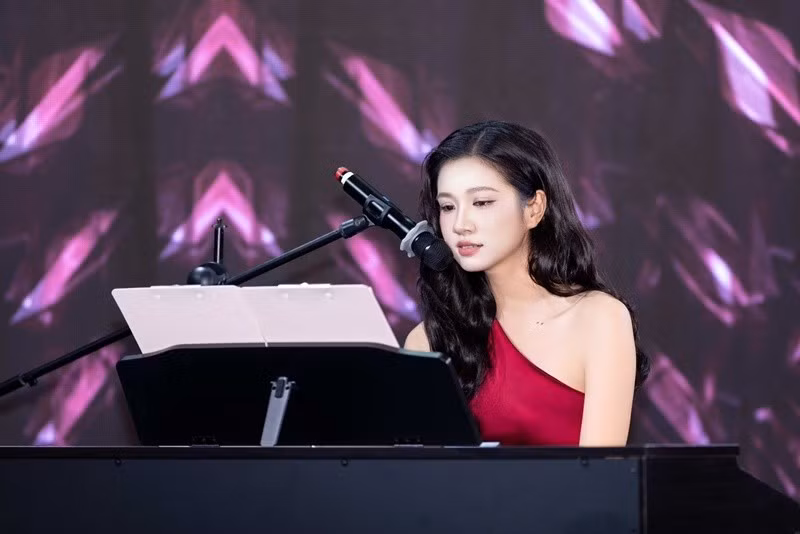 Người đẹp gây chú ý khi thể hiện khả năng ca hát và chơi nhạc cụ trong phần thi tài năng, cho thấy sự đa dạng trong hình ảnh. Ảnh: FB Mai Uyên Nhi.