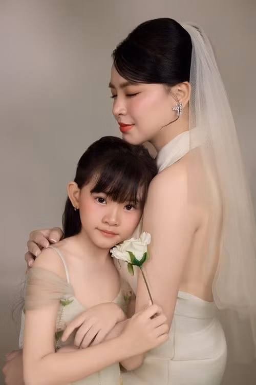 Bé Kem muốn chụp nhiều ảnh khi diện đầm công chúa. Ảnh: FB Hải Băng.