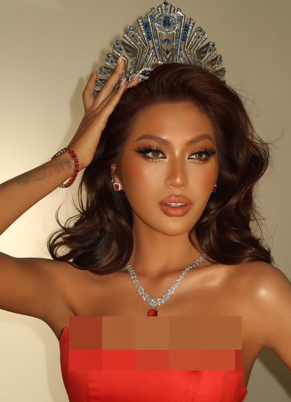 Tháng 10/2024, Ketut Permata Juliastrid Sari giành vương miện Miss Cosmo, vượt mặt hơn 50 người đẹp khác. Theo VOV, trước Miss Cosmo 2025, cô đoạt danh hiệu Á hậu 2 Puteri Indonesia 2024.