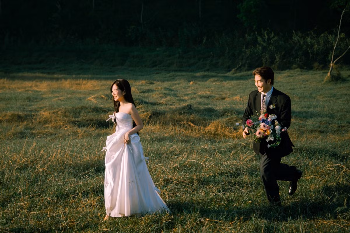 Trước khi lập gia đình, Đình Tú là gương mặt quen thuộc của màn ảnh nhỏ. Anh từng đóng Máy bay ký sự, Ghét thì yêu thôi, Cô gái nhà người ta, Gặp em ngày nắng, Những chặng đường bụi bặm, Thương ngày nắng về... Ảnh: FB Ngọc Huyền.