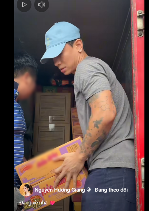 Người mẫu Phú Cường cùng Hương Giang đi hỗ trợ người dân. Ảnh: FB Hương Giang.