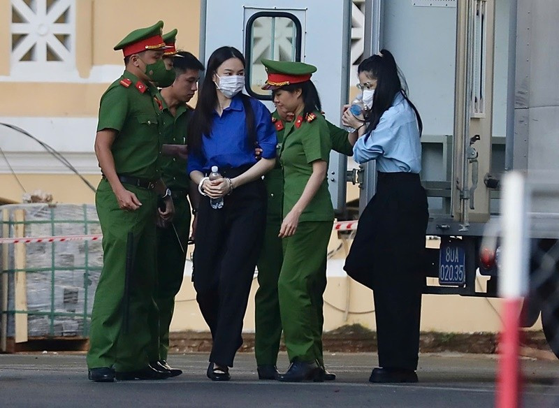 View - Hoa hậu Thùy Tiên vướng ồn ào tai tiếng nhất năm 2025 | Báo Tri thức và Cuộc sống - TIN TỨC PHỔ BIẾN KIẾN THỨC 24H